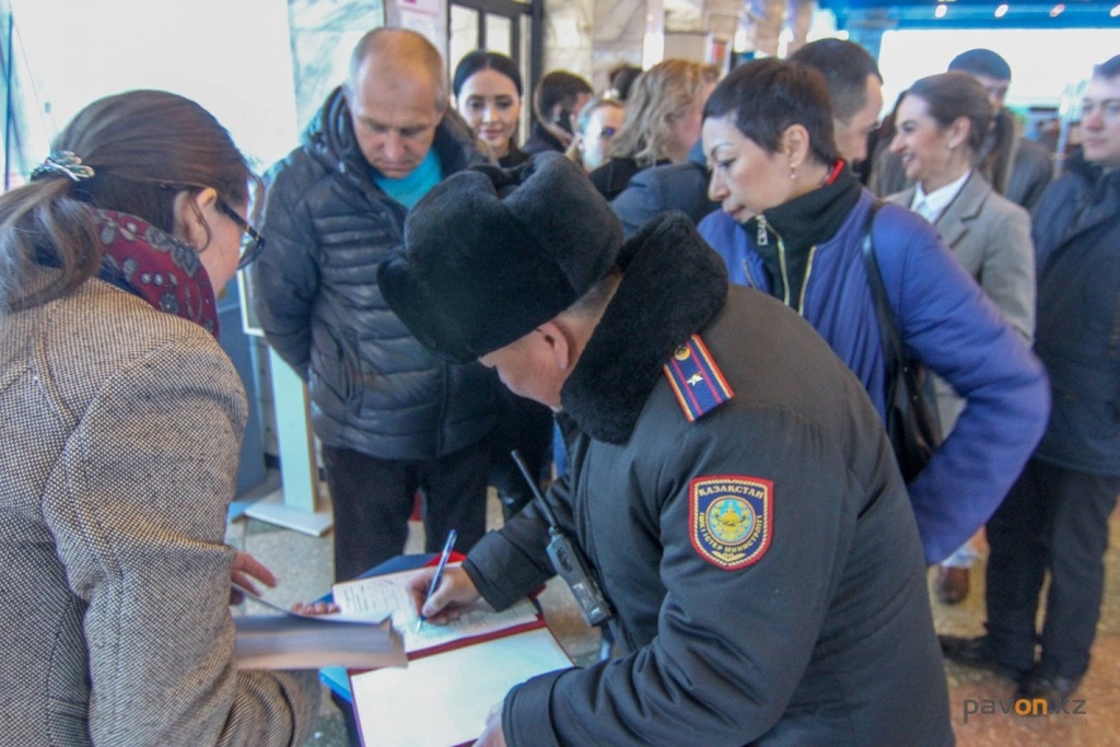 На ЖД-вокзале презентовали первый собранный в Павлодаре LED-экран /  Павлодар-онлайн / Павлодар / Новости / Павлодарский городской портал