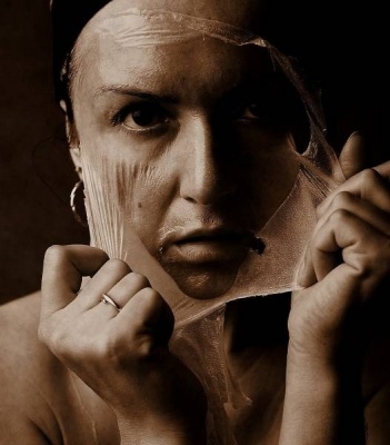 Бетперде киген екі қара адам