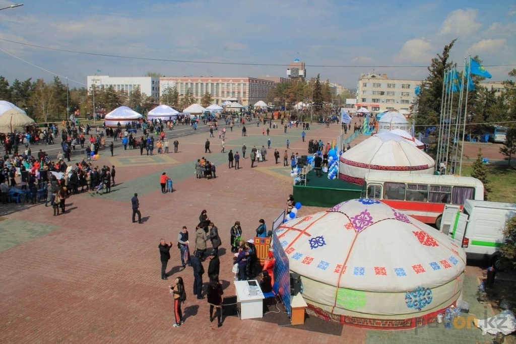 День погода павлодар. Площадь Павлодара. Центральная площадь Павлодара. Наурыз в Экибастузе. Навруз площадь.