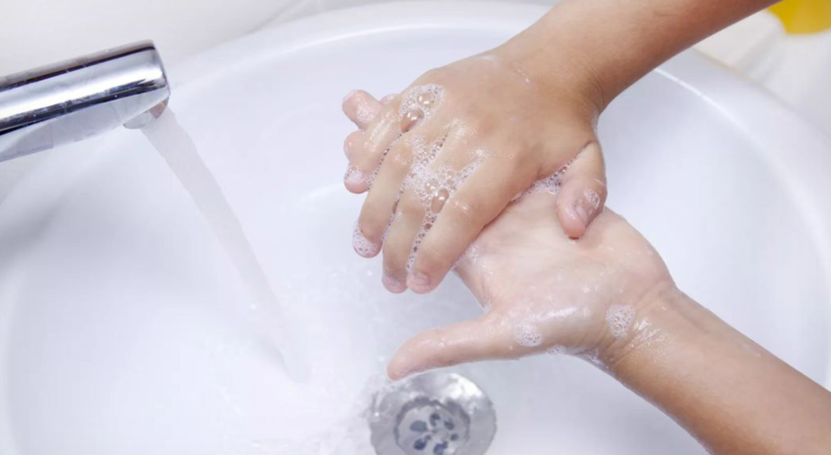 Горячая вода в школе. Мыло для рук. Гигиена рук с мылом. Ребенок моет руки с мылом. Детские руки в мыле.