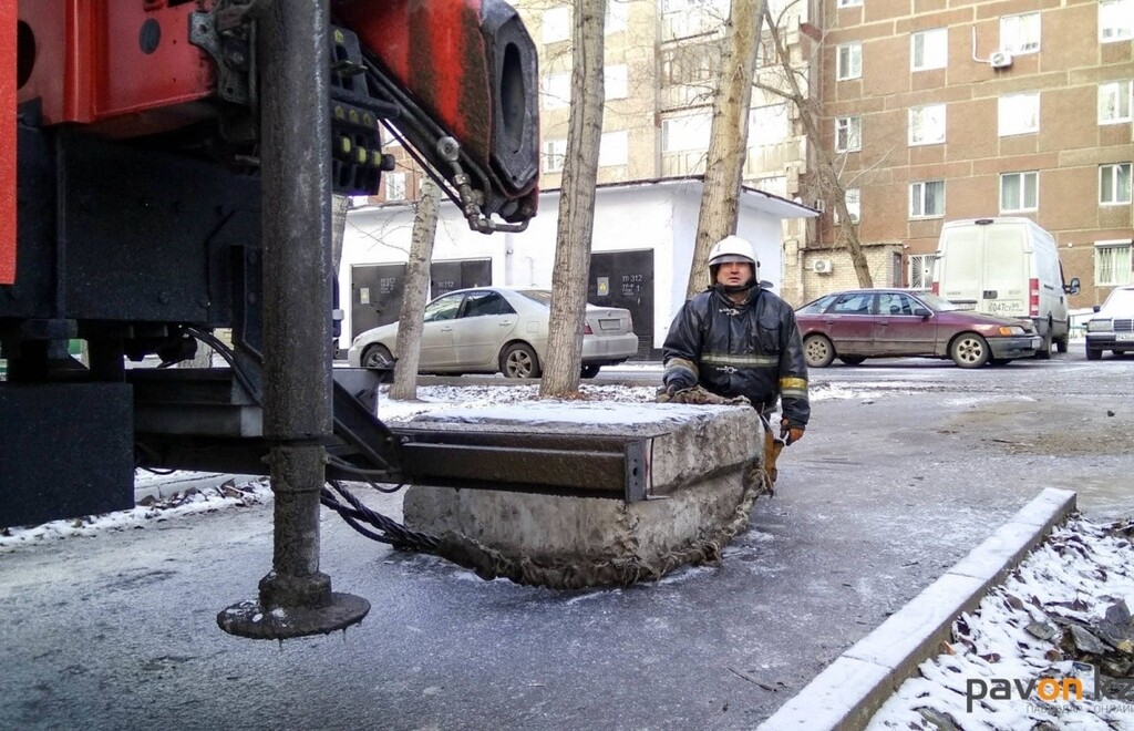 Установлено незаконно. Разобрать во дворе дома. Установка преград на дорогах самовольная ответственность.