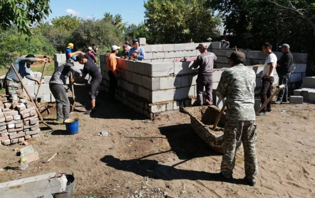 Односельчане построили дом для одинокой бабушки в Павлодарской области / ИА  Pavlodarnews / Павлодар / Новости / Павлодарский городской портал