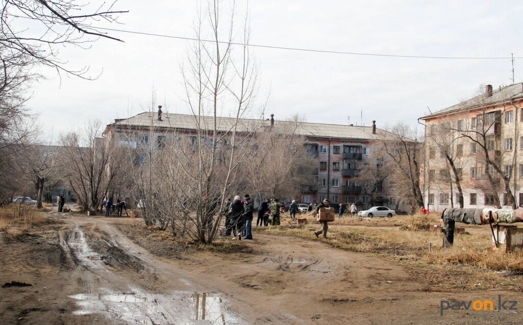 Жители города Павлодара вышли на городской субботник / Павлодар-онлайн /  Павлодар / Новости / Павлодарский городской портал