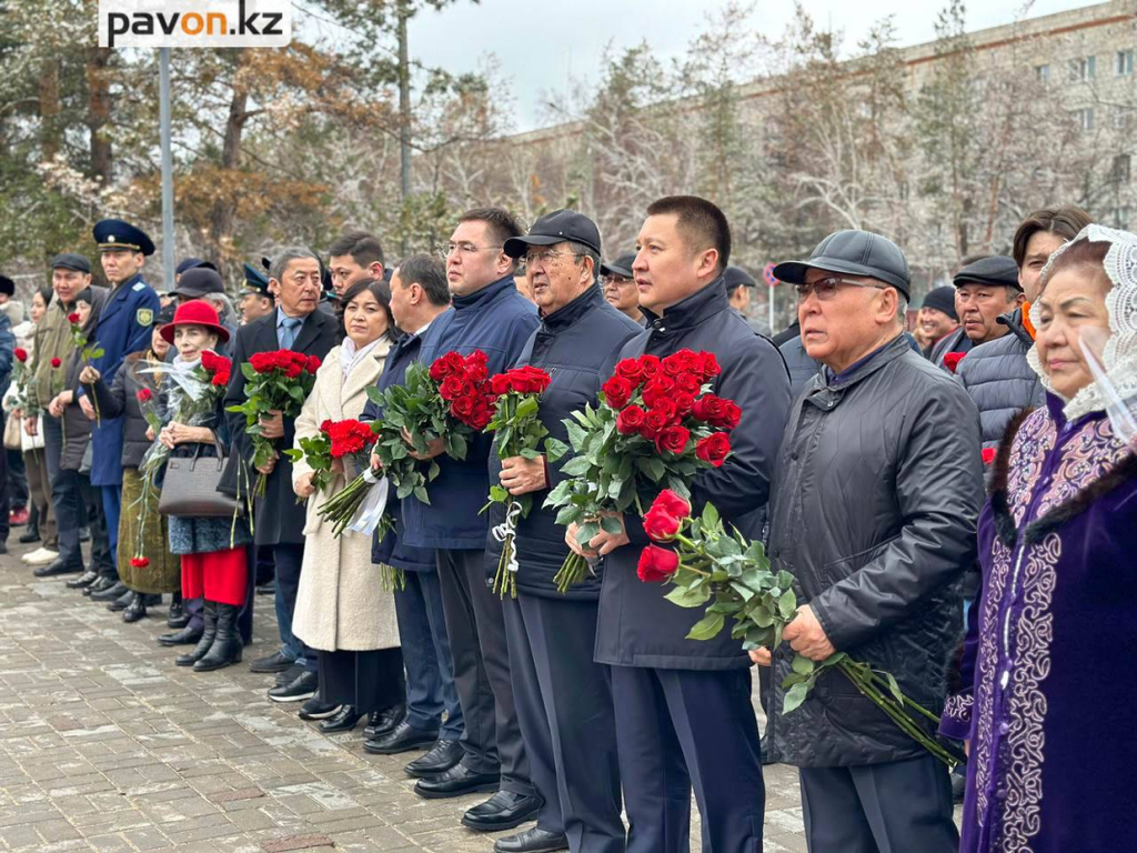 Цветы к памятнику Каныша Сатпаева возложили в Павлодаре в честь 125-летия  ученого / Павлодар-онлайн / Павлодар / Новости / Павлодарский городской  портал