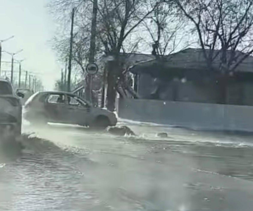 
                                            В Павлодаре из-за аварии на сетях затопило оживленный перекресток                                    