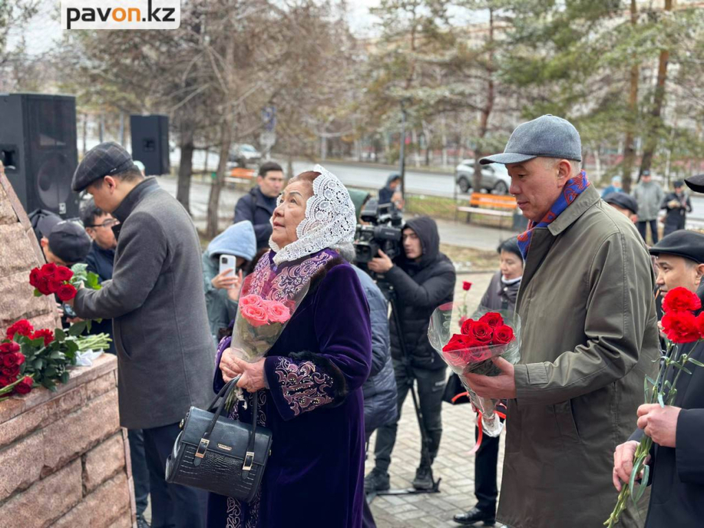 Цветы к памятнику Каныша Сатпаева возложили в Павлодаре в честь 125-летия  ученого / Павлодар-онлайн / Павлодар / Новости / Павлодарский городской  портал