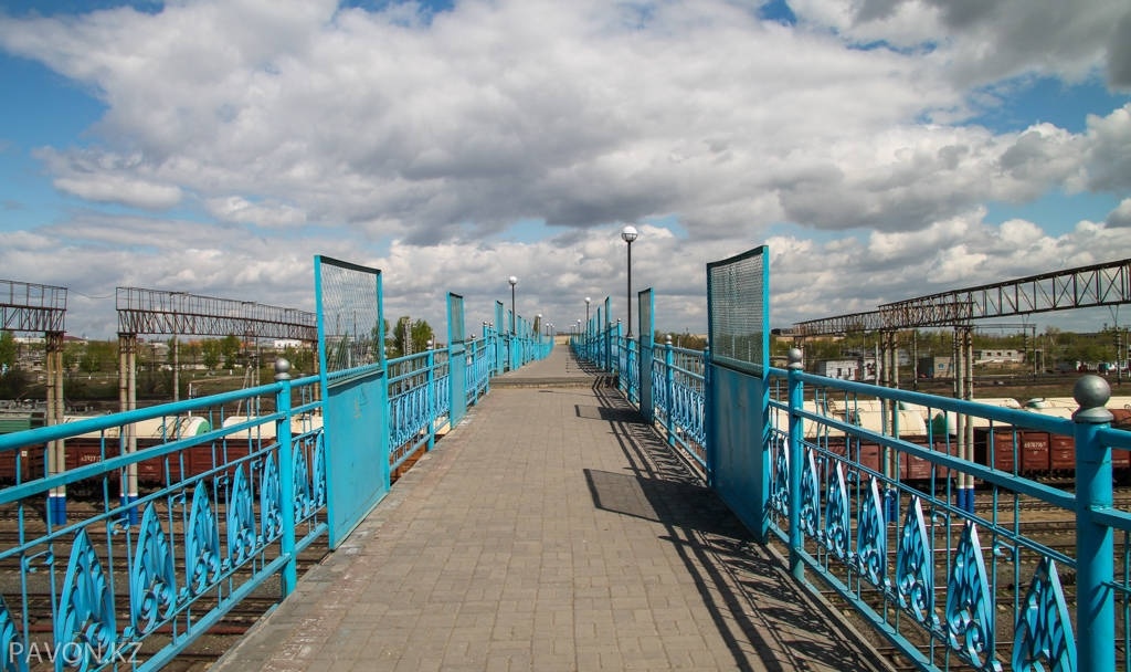 Вокзал орджоникидзе. Старый пешеходный мост вокзал.Сызрань. Пешеходный мост на станции Барабинск. Поселок Криничная пешеходный мост.