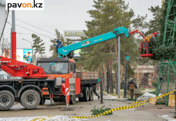Главную елку города устанавливают в Павлодаре (фото)