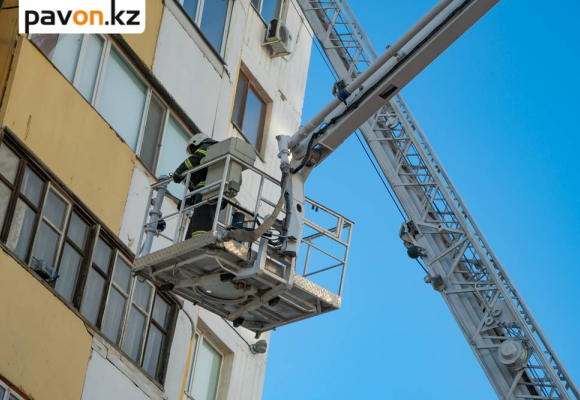 Серьезный пожар произошел в одной из павлодарских 16-этажек (фото)