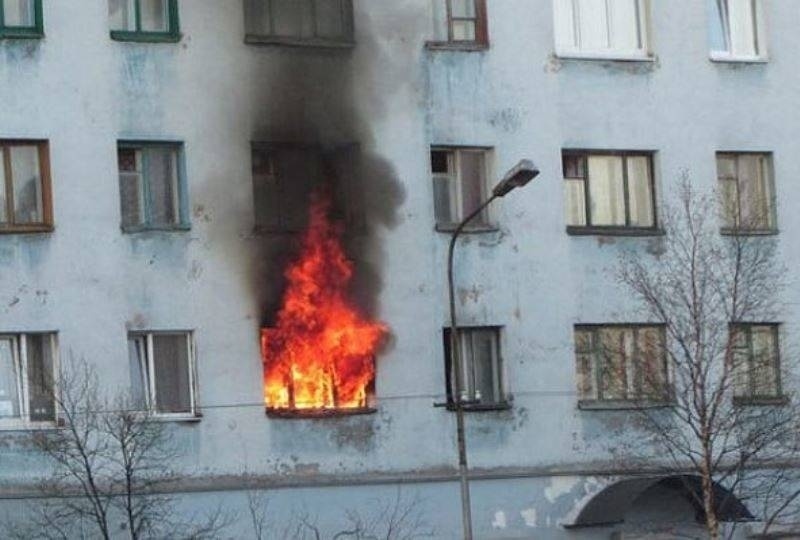 Горящее окно. Пожар в окне. Огонь из окна. Горящие окна в жилом доме.