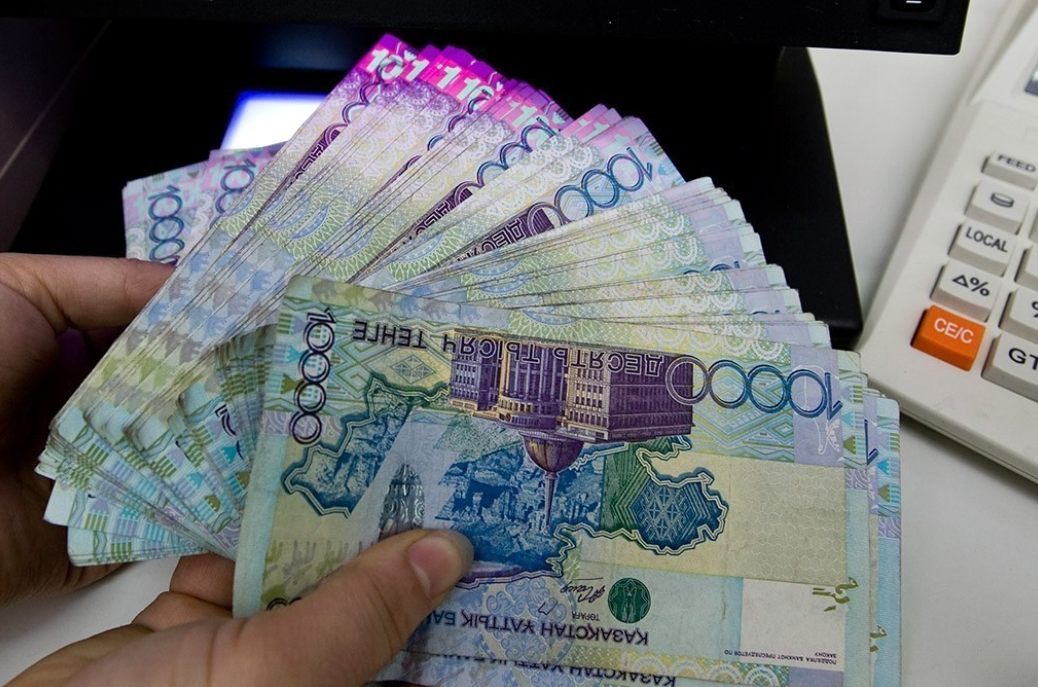 60 тыс тенге. Тенге. Тенге в руках. Деньги Казахстана. Казахстанский тенге фото.