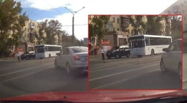 Школьник чудом избежал наезда автобуса на "зебре" в Павлодаре