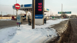 Двум крупным АЗС в Павлодаре грозит штраф за груды снега и наледь