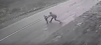 Мужчина героически спас ребенка от наезда авто, приняв удар на себя