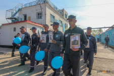 В Павлодаре около полутора тысяч осужденных в колониях прошли маршем в "Бессмертном полку"