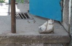 В Караганде кусок бетона с козырька подъезда убил ребёнка