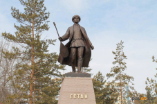 Памятник молодому Естаю Беркимбаеву открыли в Павлодаре