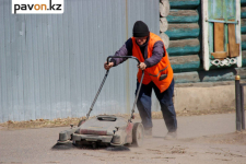 Аким Павлодара пригрозил подрядчикам штрафами, если при уборке дорог техника будет "пылить"
