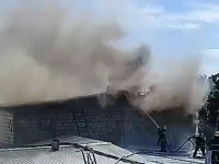 Лакокрасочные изделия и крыша здания загорелись на территории павлодарского предприятия в Павлодаре