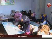 Школьники в южноказахстанском селе вынуждены учиться стоя