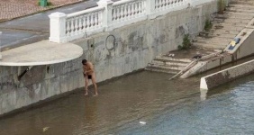 В Усть-Каменогорске голый мужчина стирал свое белье на берегу Иртыша
