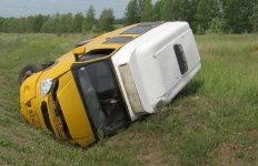 На успенской трассе перевернулась автомашина, в результате чего пострадали 13 человек