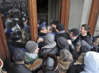 В Донецке протестующие захватили здание областной администрации