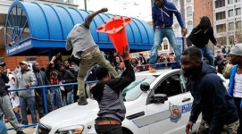В США вспыхнули массовые беспорядки после очередного убийства чернокожего
