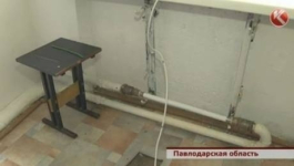 Cквозные дыры, щели в окнах, вздутые полы в домах переселенцев из депрессивных районов