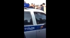 Конфликт полицейских и жителей Актау попал на видео