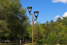 В десяти павлодарских парках меняют проводку фонарей уличного освещения