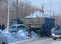 В Павлодаре произошло ДТП с участием двух легковых и груженного снегом грузовика