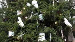 Праздничная елка со шприцами вызвала скандал в Лондоне