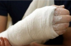 В Павлодаре кусок бетонного забора раздробил руку ребёнку