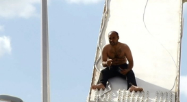 Полуголый мужчина залез на мост в Астане