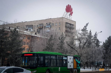 В Павлодаре демонтируют рекламную конструкцию мировой фирмы сотовых телефонов