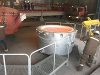 Первую партию жидкого алюминия отгрузили на электролизном заводе в Павлодаре