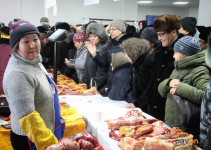 Первые посетители сельскохозяйственной ярмарки пожаловались на тесноту помещения