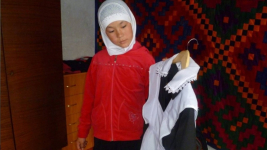 В школах Казахстана запретили носить цветные блузки, джинсы и хиджабы