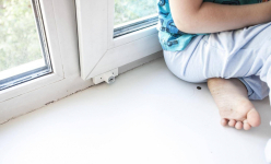 Трехлетний ребенок в Экибастузе получил множественные травмы после падения из окна