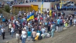 В Одессе около сотни людей с флагами "Правого сектора" пикетируют российское консульство
