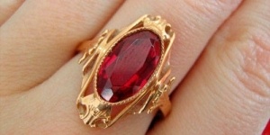В Щербактинском районе 24-летняя женщина украла у соседки золотое кольцо стоимостью 100 тысяч тенге