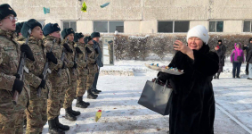 В Павлодаре солдат-срочник из Абайской области сделал своей девушке предложение руки и сердца