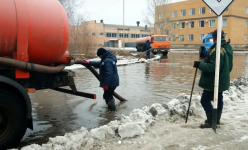 В акимате Павлодара рассказали, как откачивают воду с затопленных улиц 