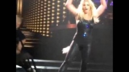 Во время концерта с Бритни Спирс слетел парик