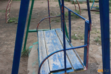 Дети получили травмы из-за сломавшихся качелей в Павлодаре