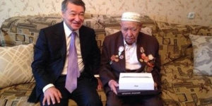 Аким ВКО подарил iPad 97-летнему ветерану