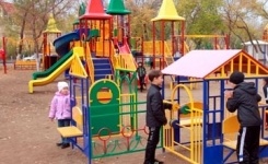 Детская игровая площадка открыта в сквере павлодарского Казахского областного театра