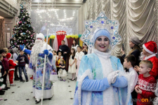 Свыше пяти тысяч новогодних подарков работникам и их детям приготовило АО "Казахстанский электролизный завод"