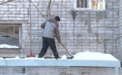 Кто должен убирать снег и сосульки с крыш многоэтажек в Павлодаре?